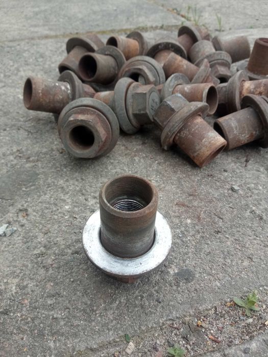 Nakrętka M22x1,5 koła z tulejką do felg alu z dużymi otworami klucz 32