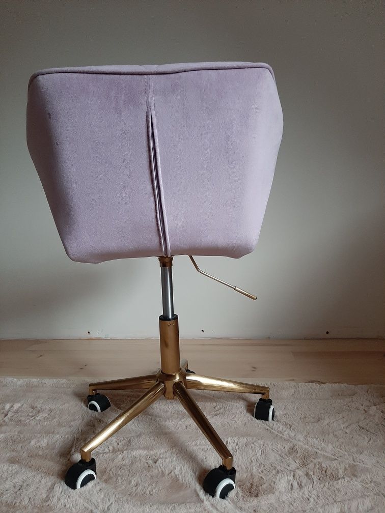Krzeslo obrotowe na kolkach kolor wrzosowy lawendowy jasno fioletowy
