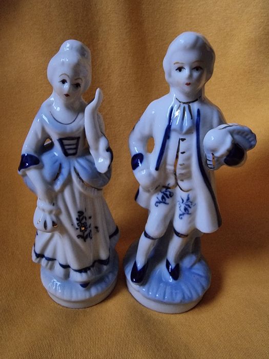 Парочка порцелянових фігур