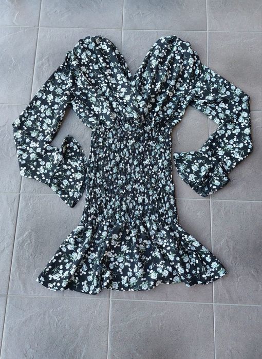 Sukienka mini z długim rękawem falbanka odkryte ramiona kwiatki S/M