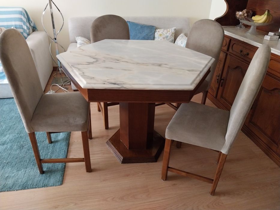 Mesa de jantar hexagonal com tampo de mármore