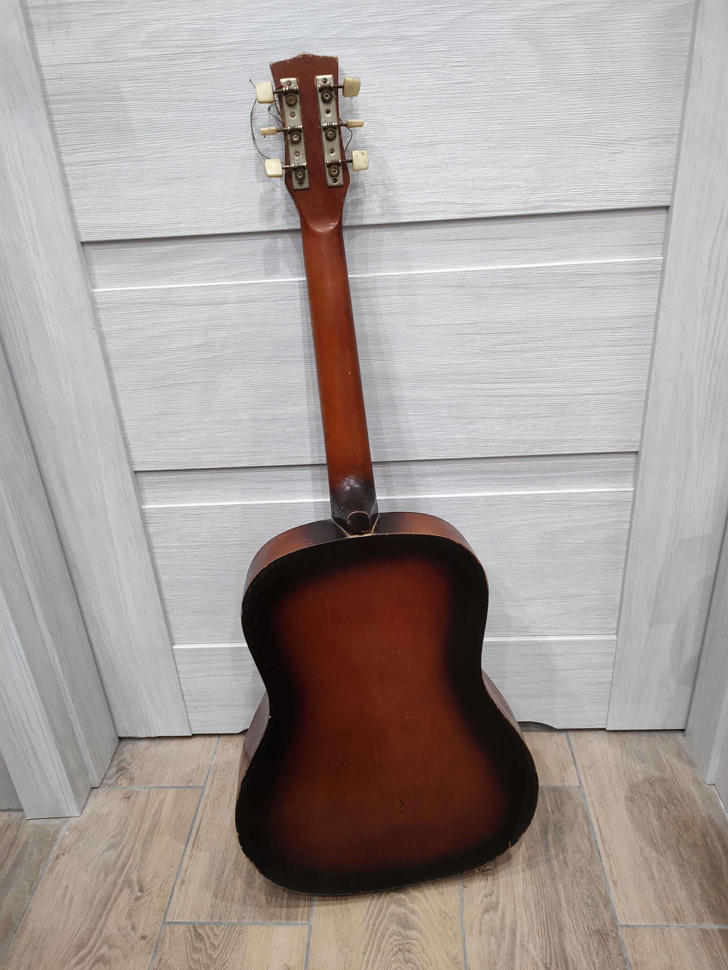 Starodawna gitara akustyczna akcesoria rzeczy prl