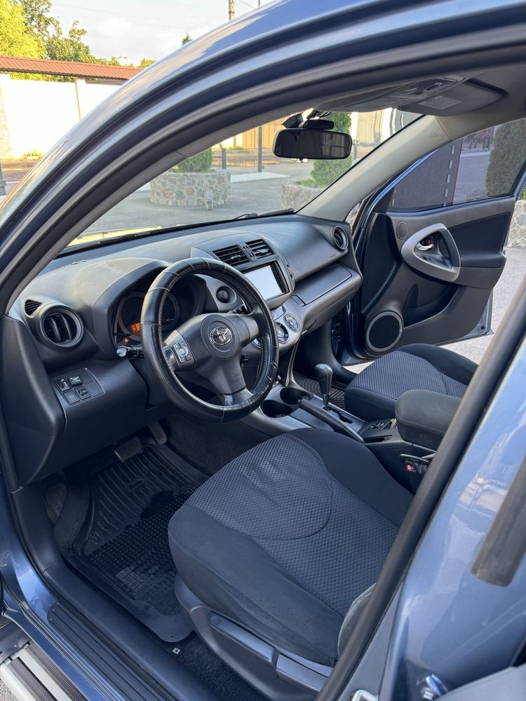 Продам свой авто Toyota Rav 4 полный привод, автомат!