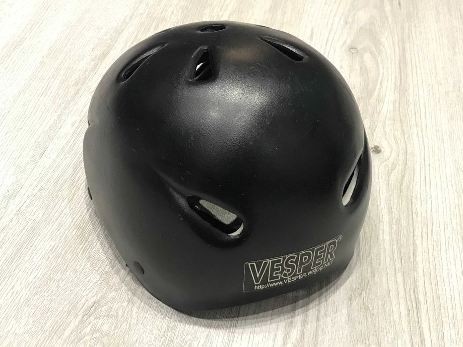 Kask sportowy, rowerowy, narciarski, hokejowy