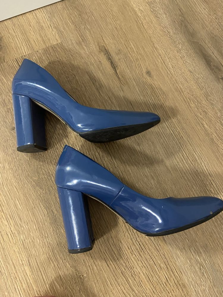 Лакові сині туфлі на широкому каблуку