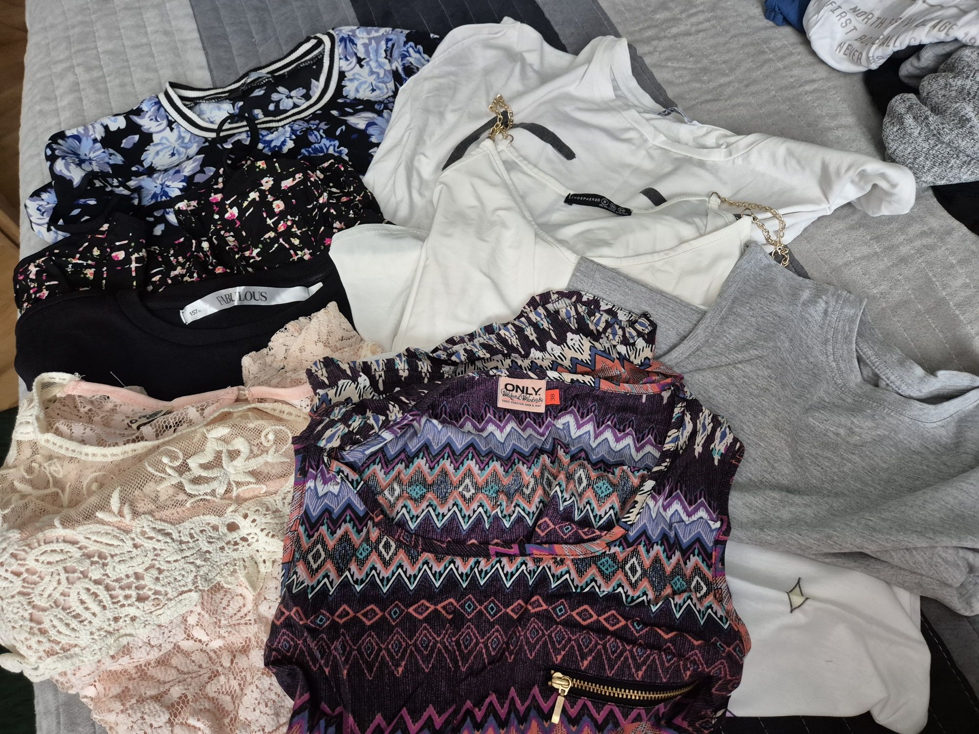 Karton koszulek, crop topy