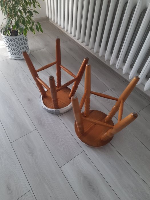 Taboret kuchenny nogi toczone dwa Taborety z poduchami