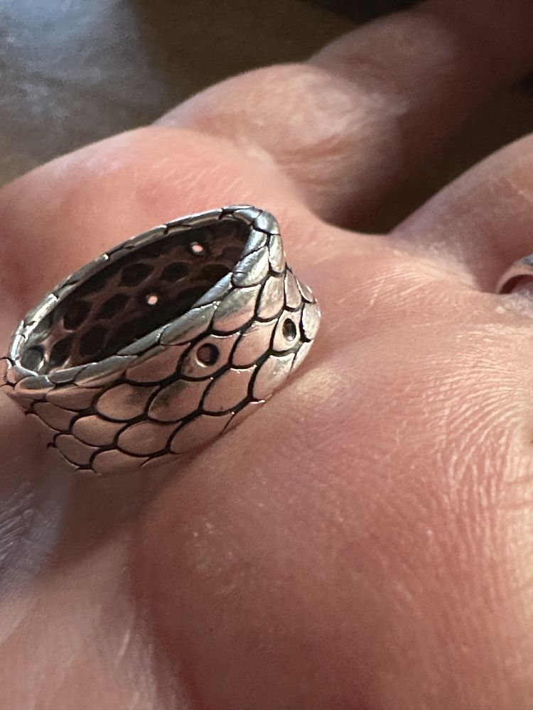 Piękna srebrna obrączka pierścionek smocza skóra