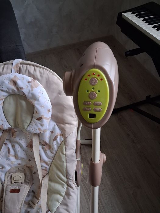 Гойдалка та стільчик для годування