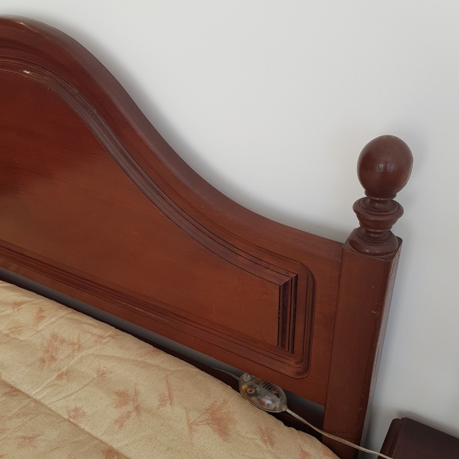 Cama de Casal em Madeira Com Colchão