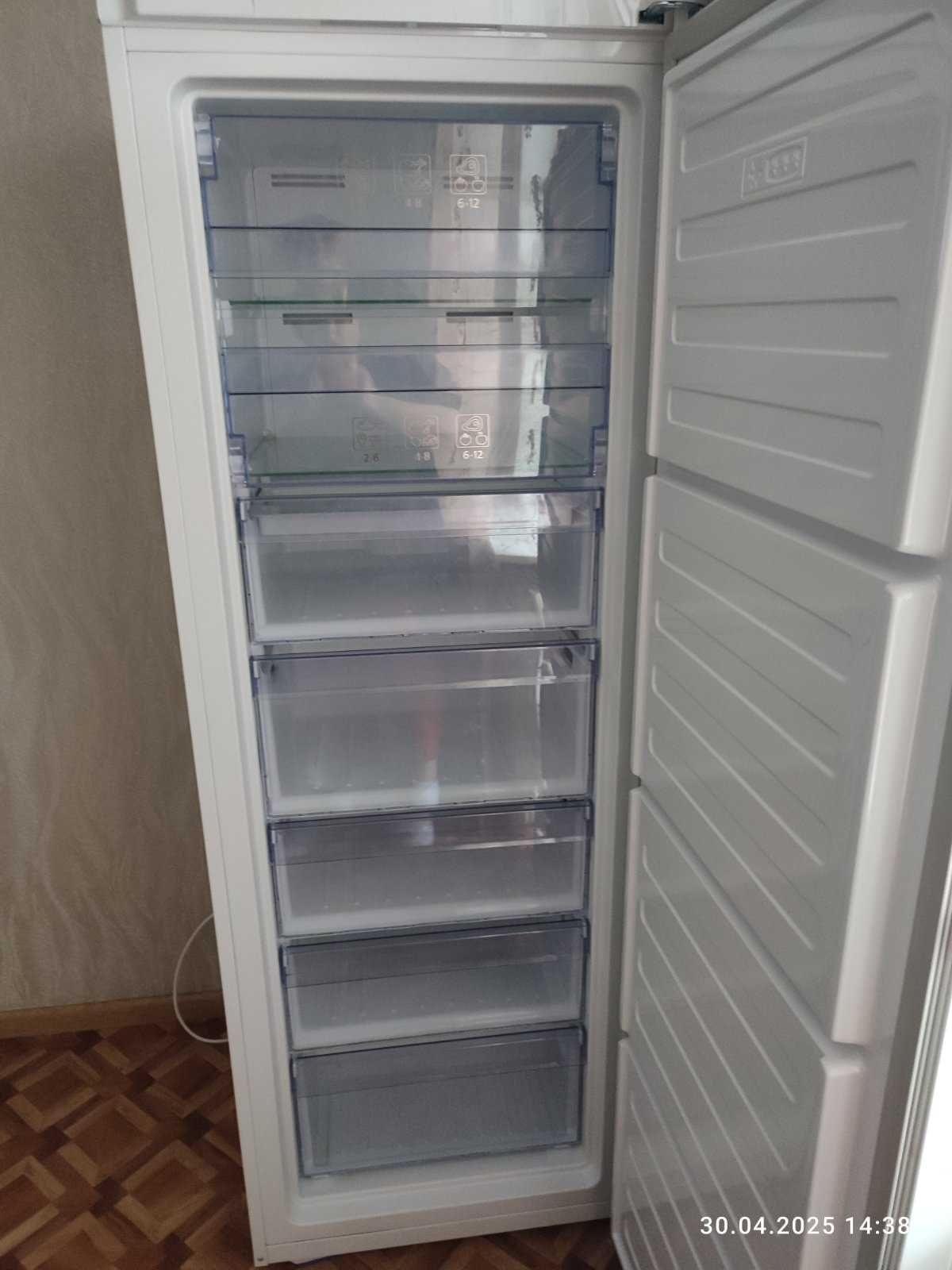 Морозильна камера Beko RFNE290L21W нова