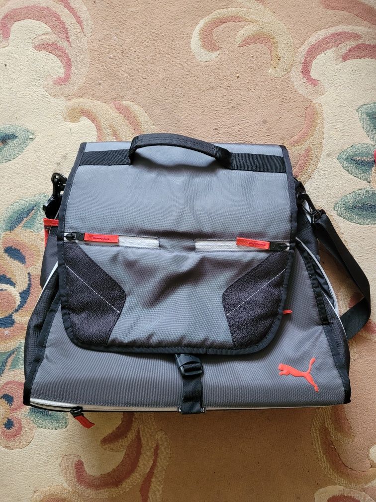 Sportowa torba Puma, rozkładana z miejscem na buty itp.