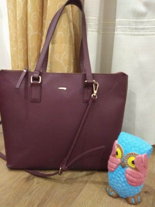 Mala malote Bershka bordeaux muito espaçosa.