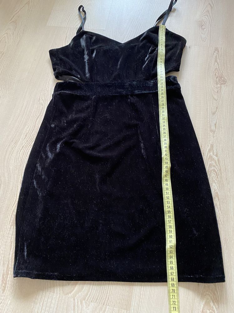 Czarna sukienka mini S-M welurowa