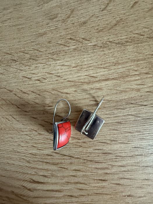 Srebrne kolczyki z czerwonym kamieniem