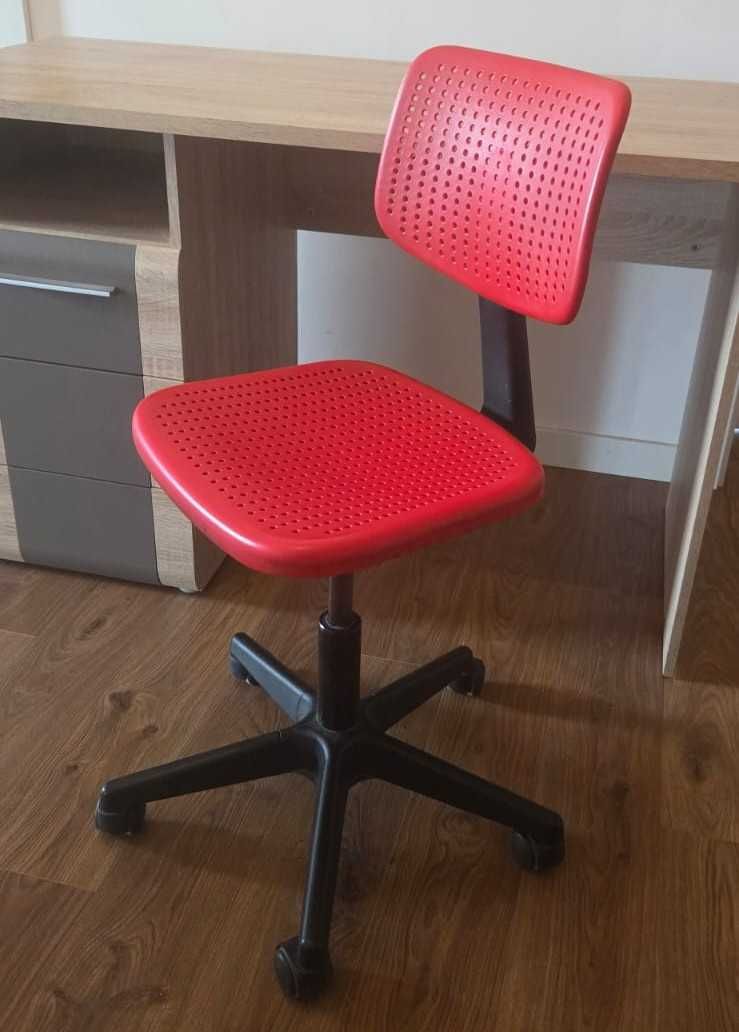 Plastikowe czerwone krzesełko dziecięce