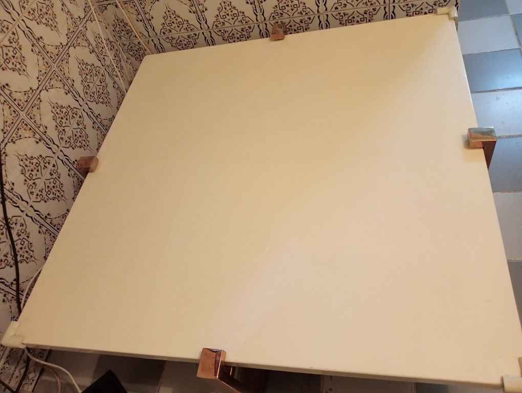 Mesa centro de cor branca e suporte dourado