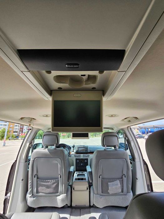 Мінівен Volkswagen Routan у максимальній комплектації SEL Premium.