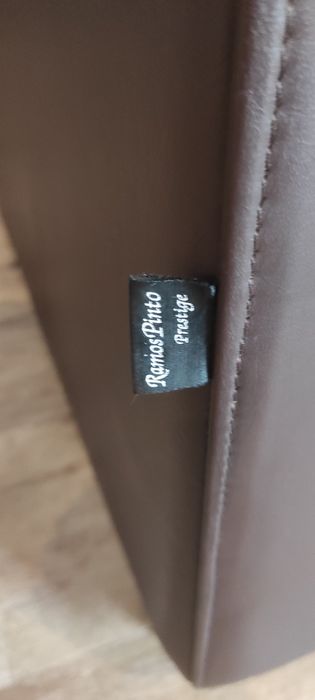 Dois sofás um de tres lugares e outro de dois misto pele e tecido