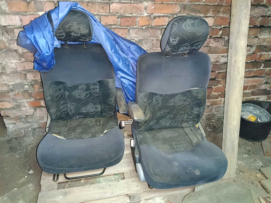 Fotele obrotowe z podlokietnikami do kampera