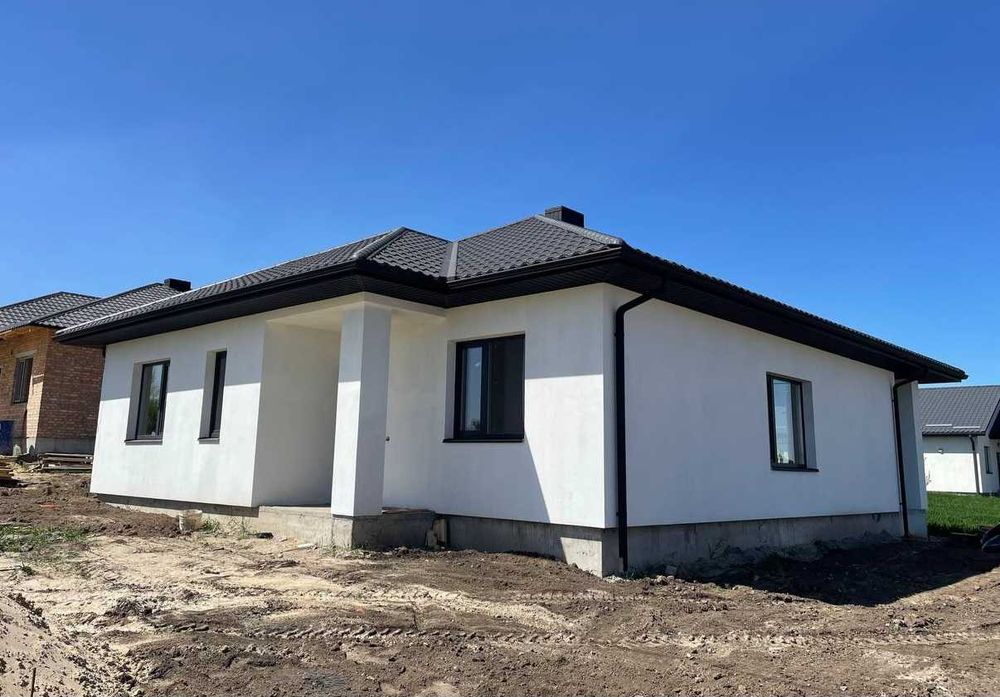 Сучасний якісно збудований окремий будинок з комунікаціями