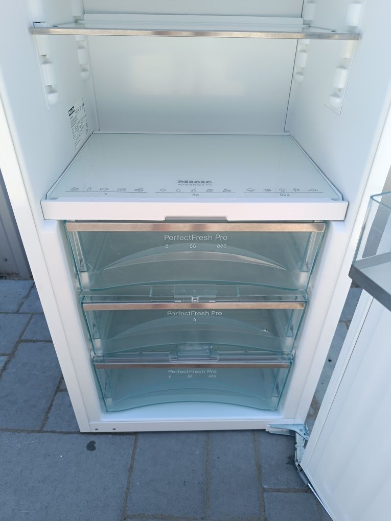 Вбудований холодильник Miele K37682