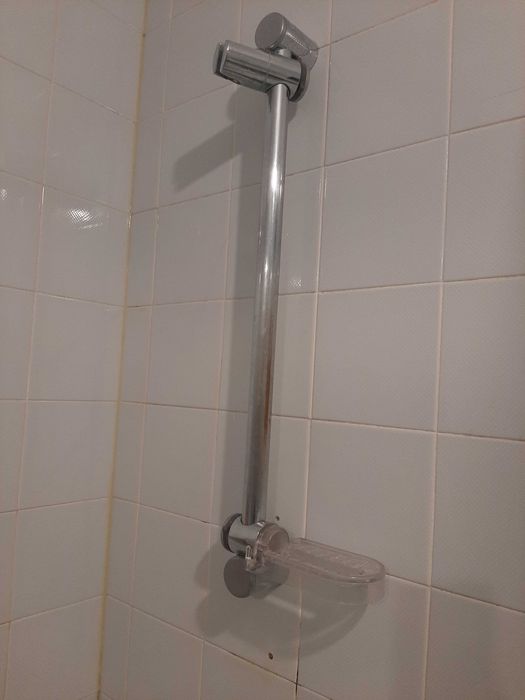 Louça de casa de banho e espelhos usados
