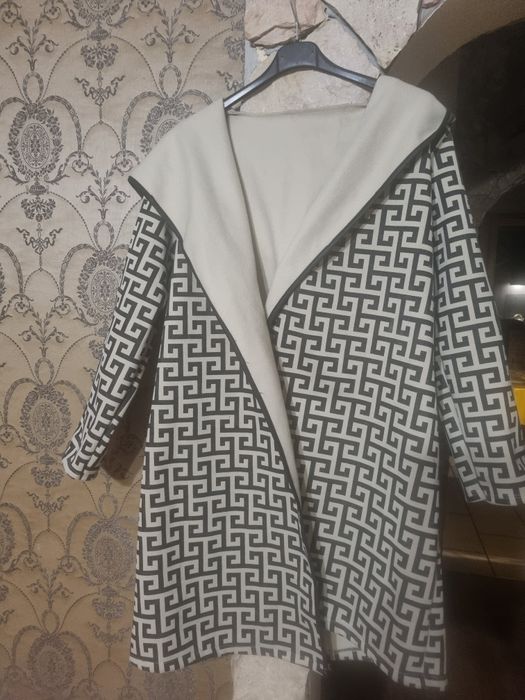 Płaszcz beżowym z czarnym wzorem