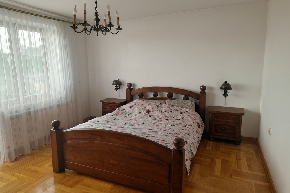 Wyposażenie sypialni- łoże małżeńskie drewniane i szafki nocne