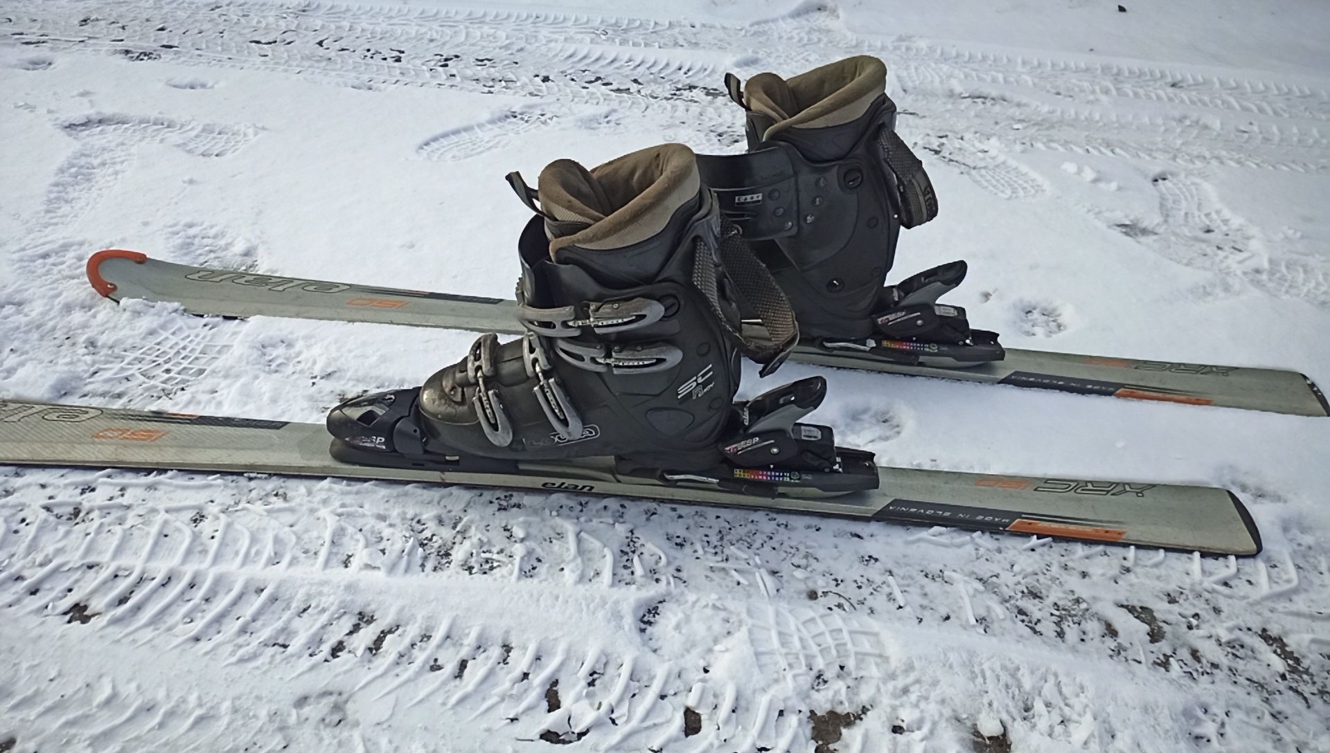 Buty narciarskie wraz z nartami