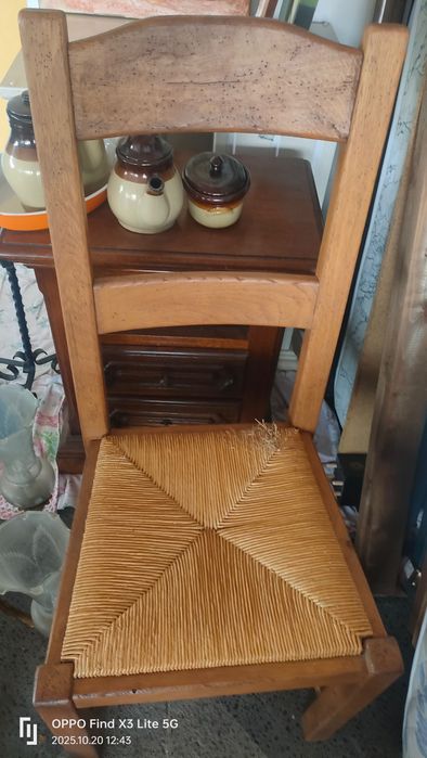 5 cadeiras de madeira a necessitarem de forro