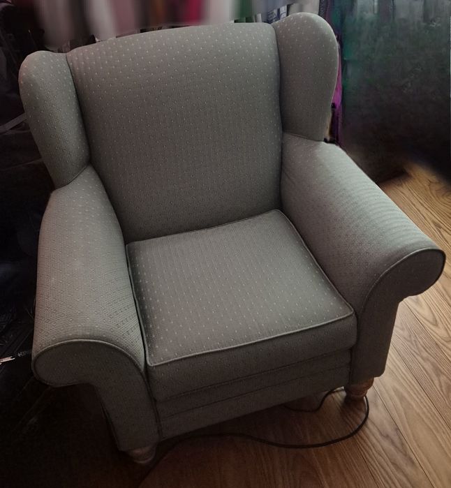 Wygodny zielony fotel z podnuszkiem