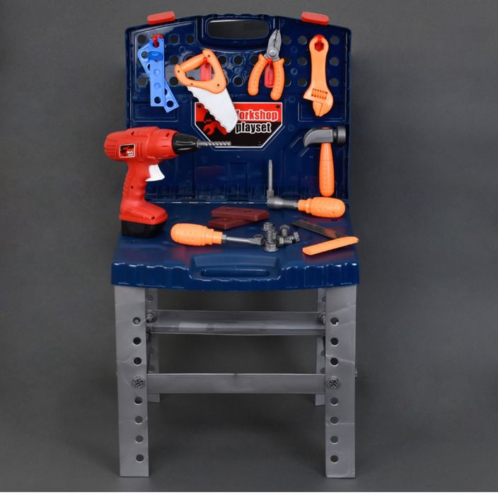 Столик із іграшковими інструментами
