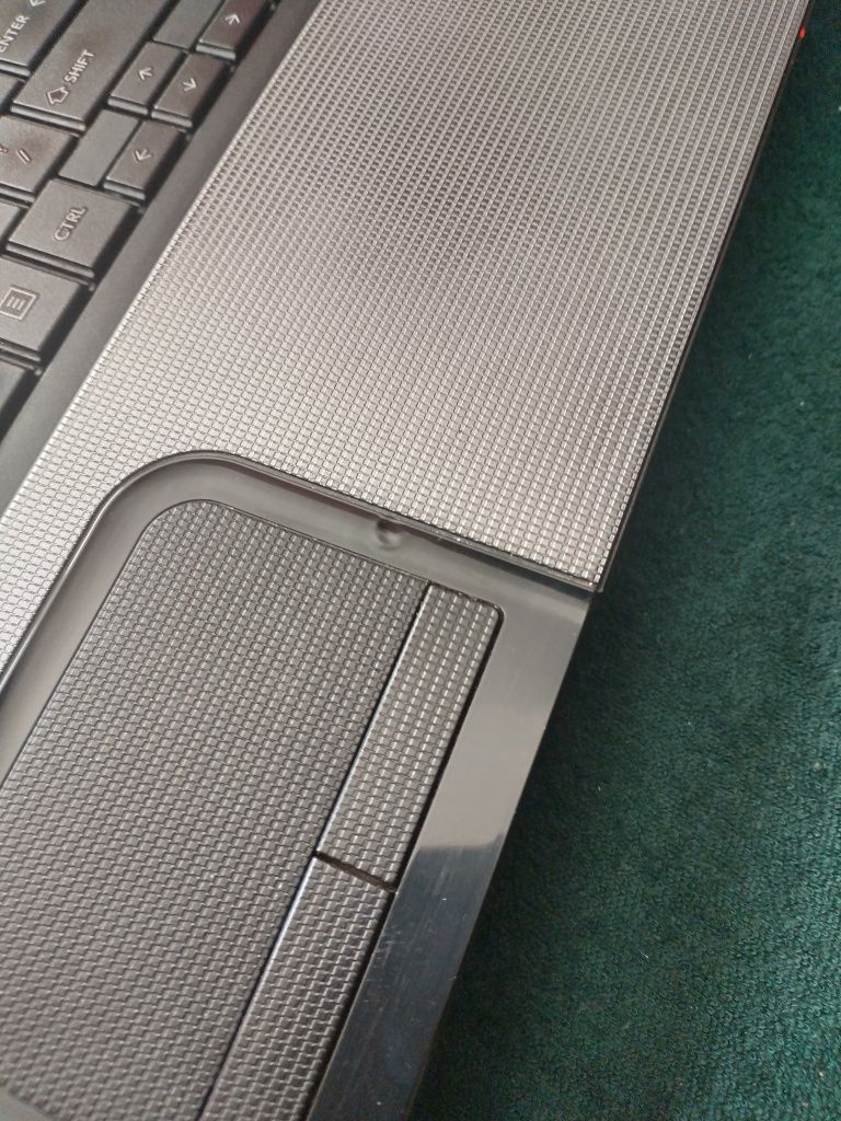 Toshiba laptop 17,3 " win 10