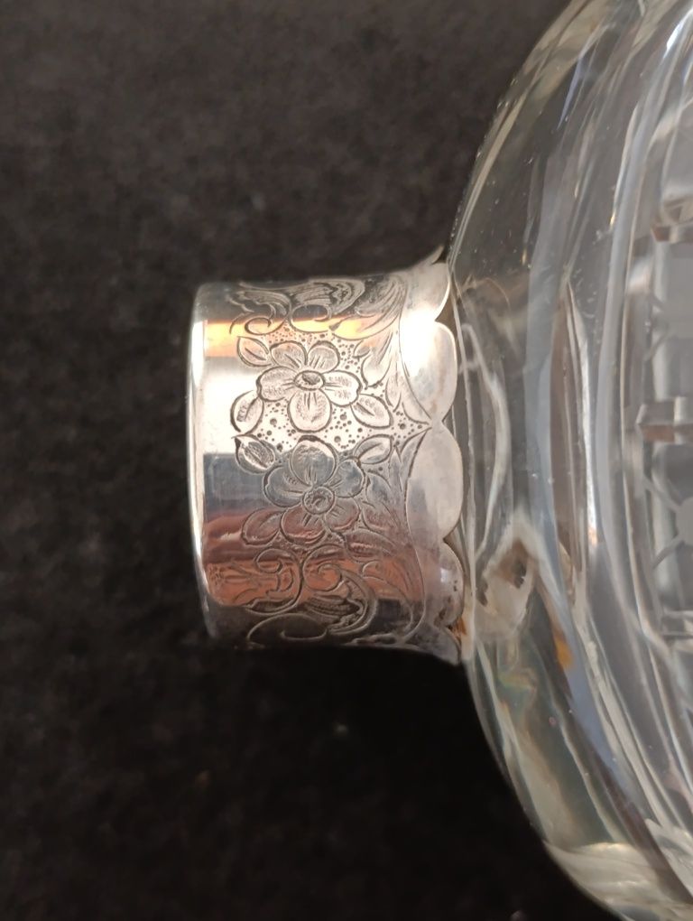 Garrafa de cristal com gargalo em prata