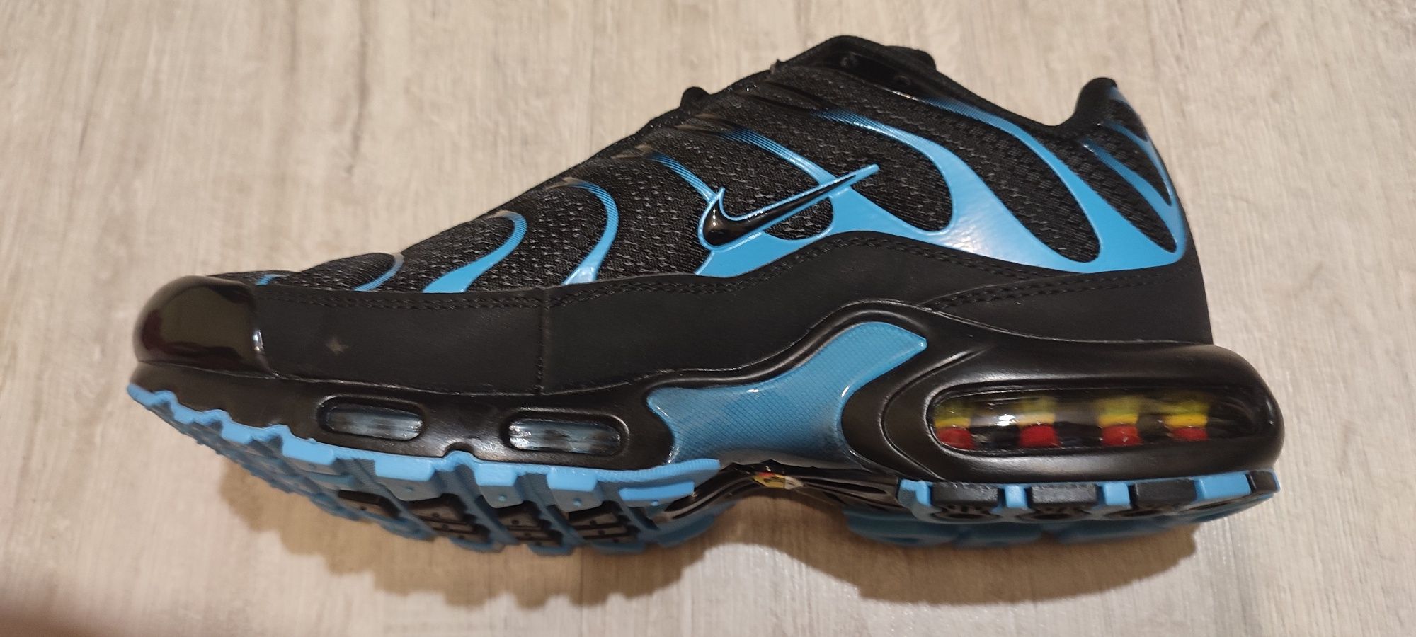 Nike Air Max Plus Black/University Blue – Gradient