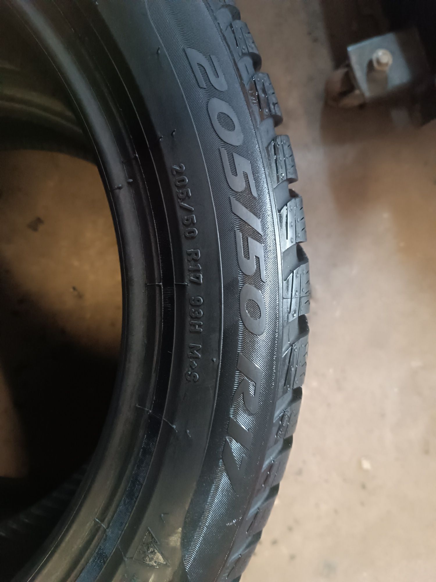 Sprzedam prawie nowe opony Pirelli 205/50 r17