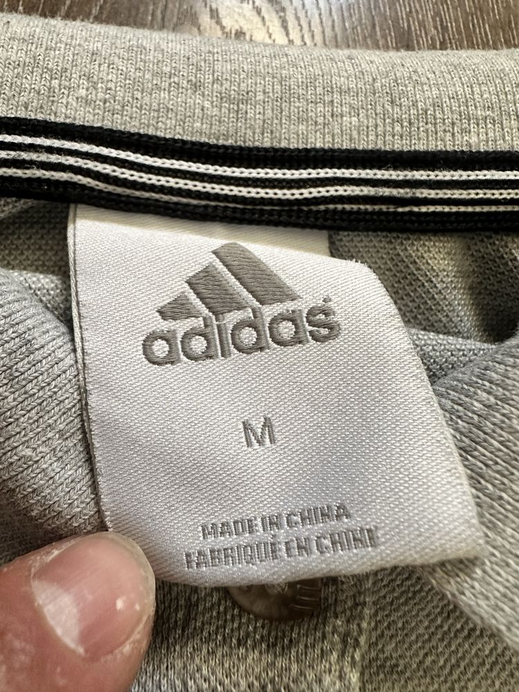 Adidas koszulka polo szara z nadrukiem z krótkim rękawem