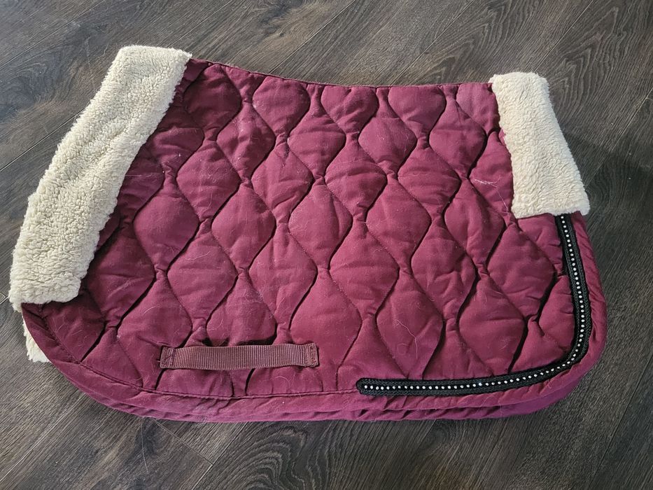 Czaprak z cekinami i futerkiem bordowy