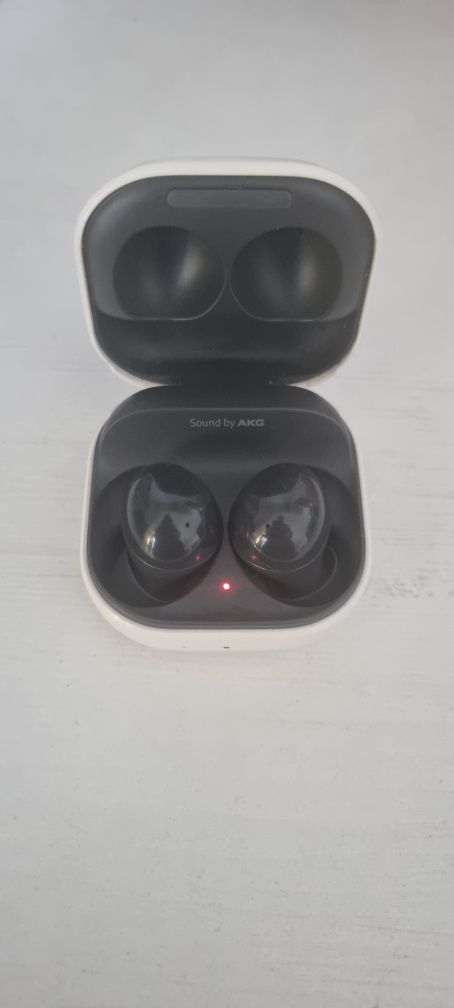 Samsung Buds 2 / Słuchawki nowe etui do ładowoania lekko porysowane.
