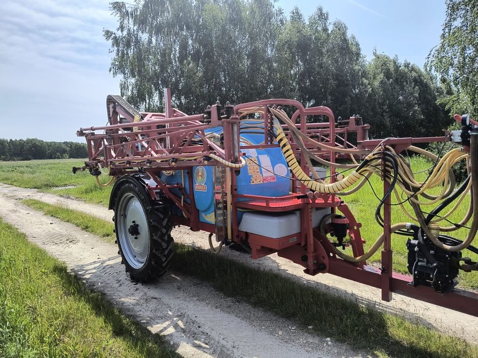 Opryskiwacz Biardzki 1600 litów 15 metrów belka, film z pracy