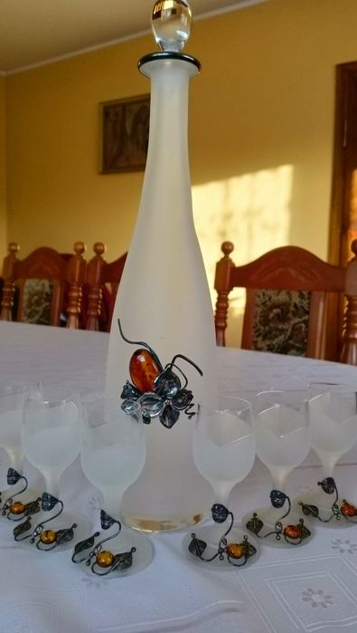 Karafka z 6 kieliszkami ozdobione  srebrem i bursztynem.