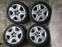 Felgi strukturalne Opel R17 5x105 opony letnie 215/50R17 kołpaki