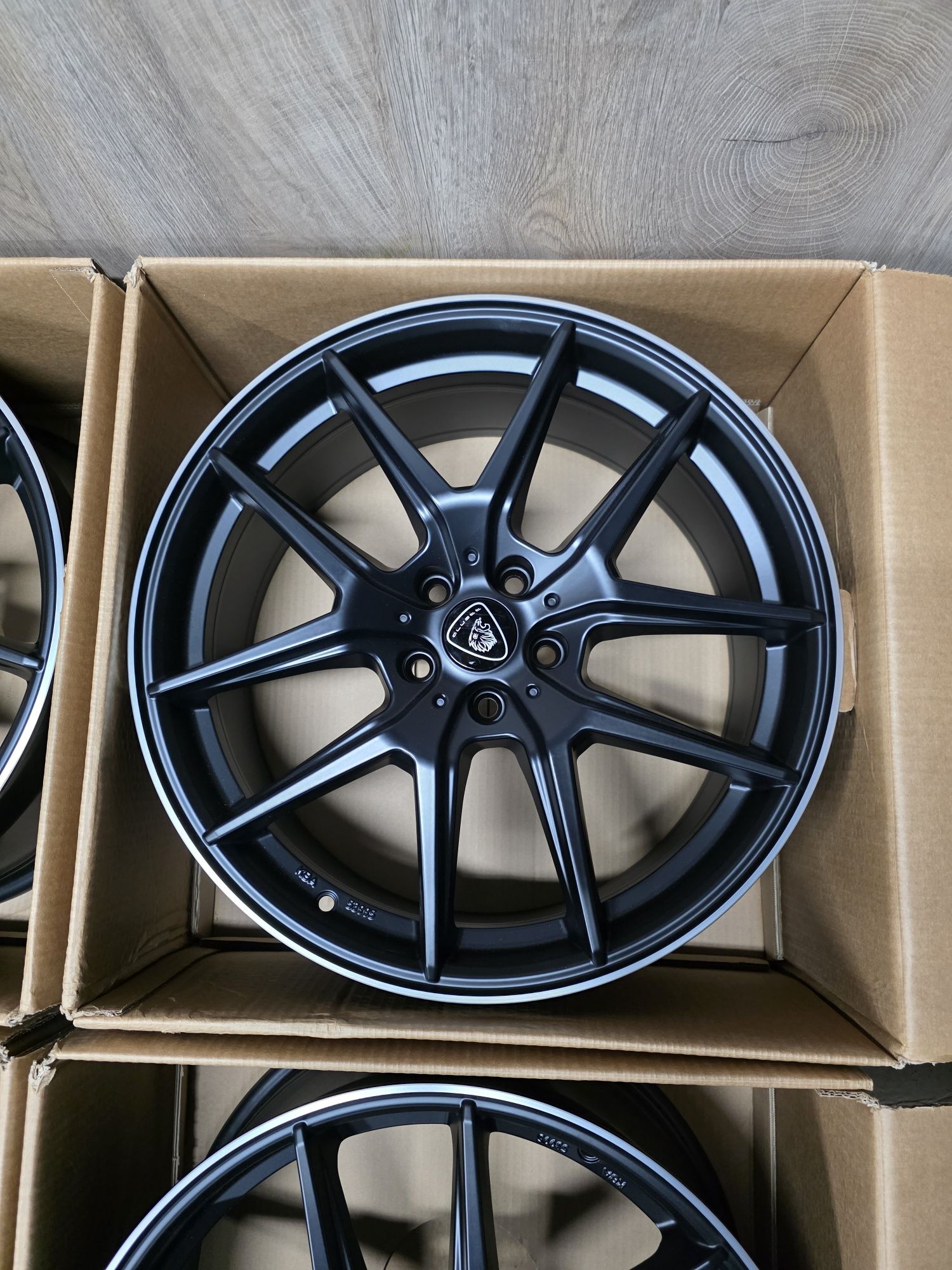 Komplet fabrycznie nowych alufelg ALUETT 5X108 R19.