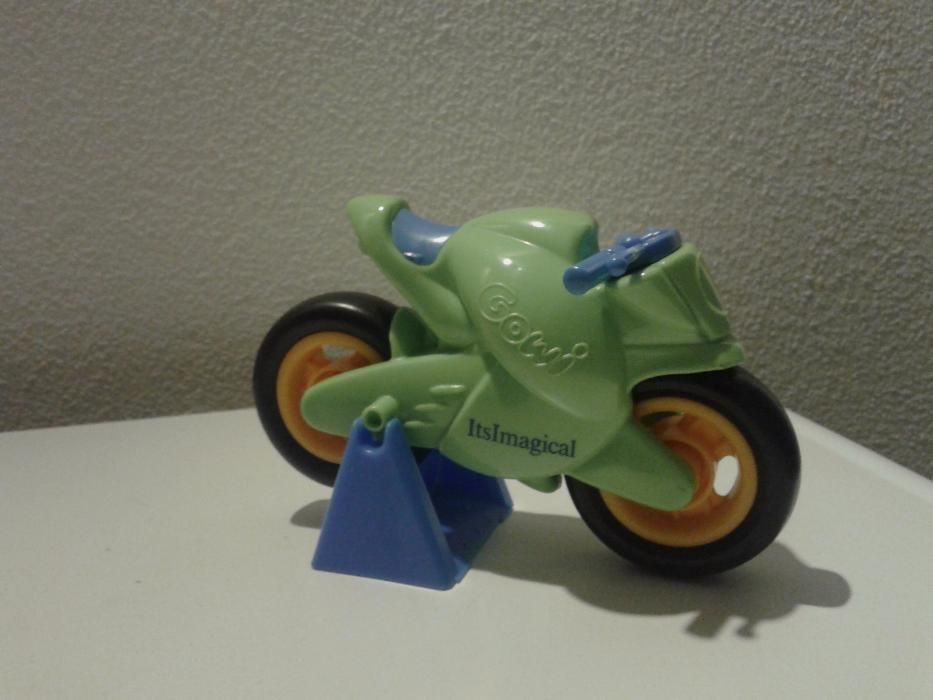 moto miniatura verde inaginarium