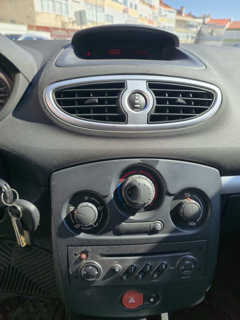 Renault Clio 1.2 gasolina 5 Lugares 2006