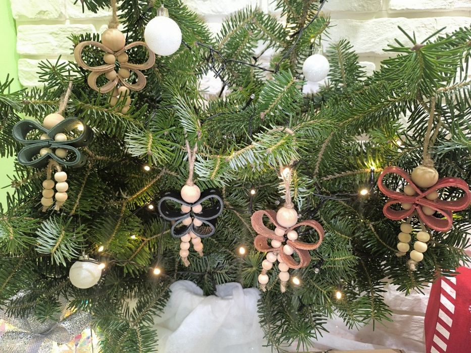 Ręcznie robiona ozdoba świąteczna – ozdoba ze skóry i drewna