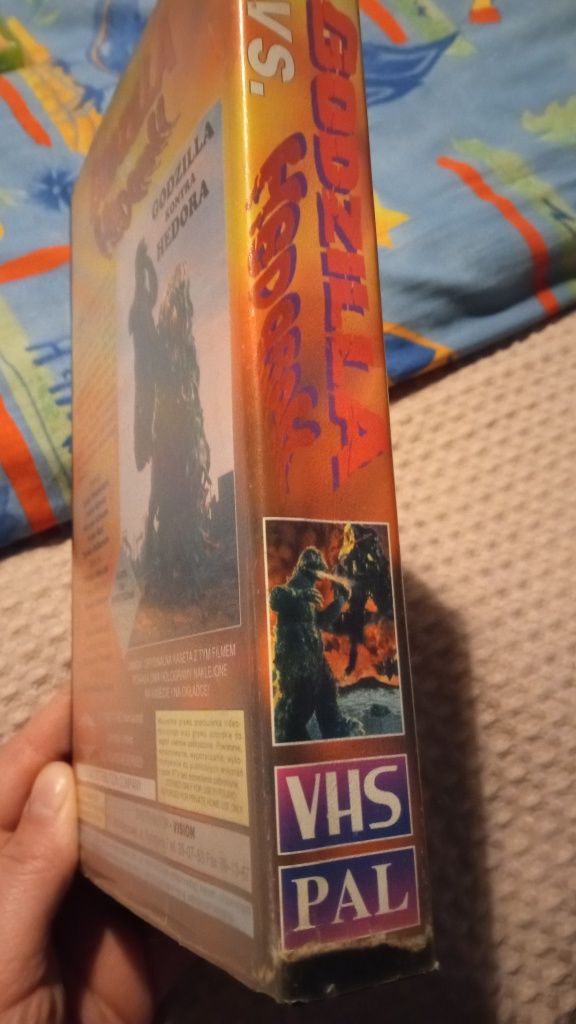 VHS godzilla pudełka plus płyty dvd z filmi.