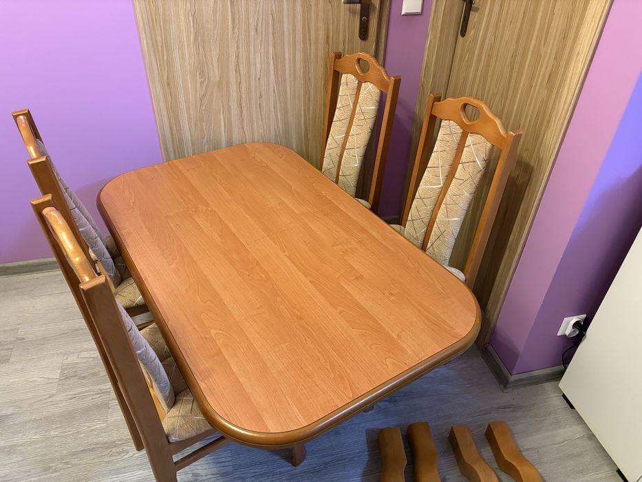 Stół z 4 krzesłami – rozkładany, stan bardzo dobry – odbiór osobisty