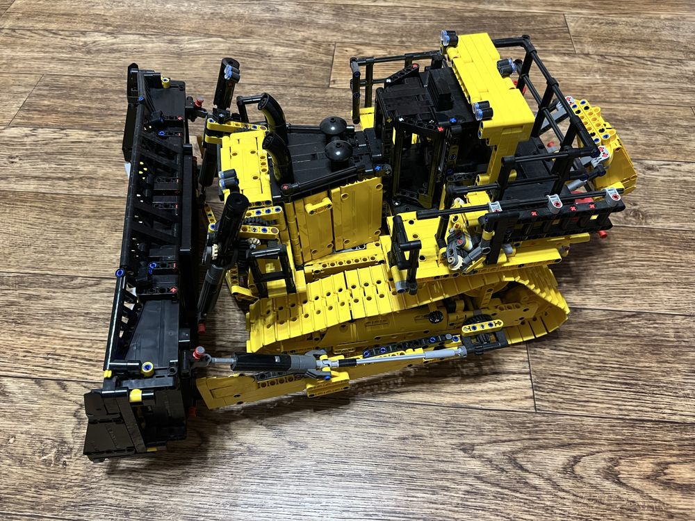 LEGO бульдозер CAT D11